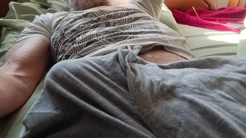 Hairyartist: Sweatpants sẽ không chứa con cu của tôi