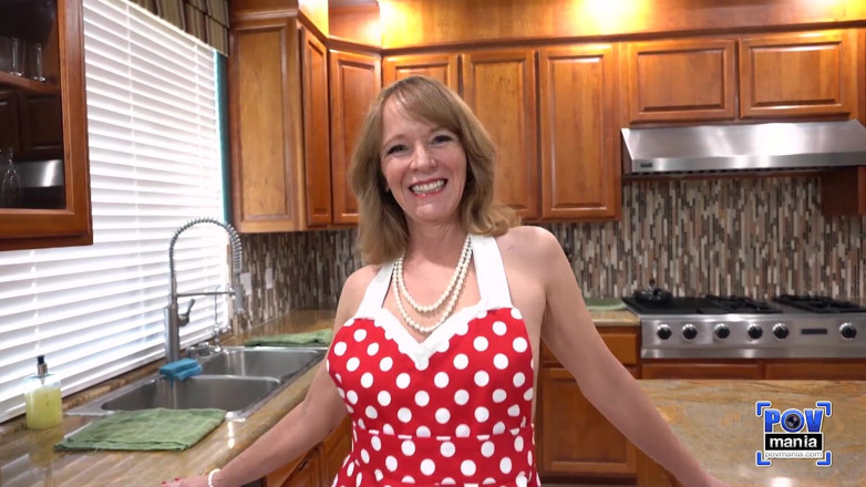 POV Mania: Hot sexy MILF Cindi Sinclair on her knees in the...