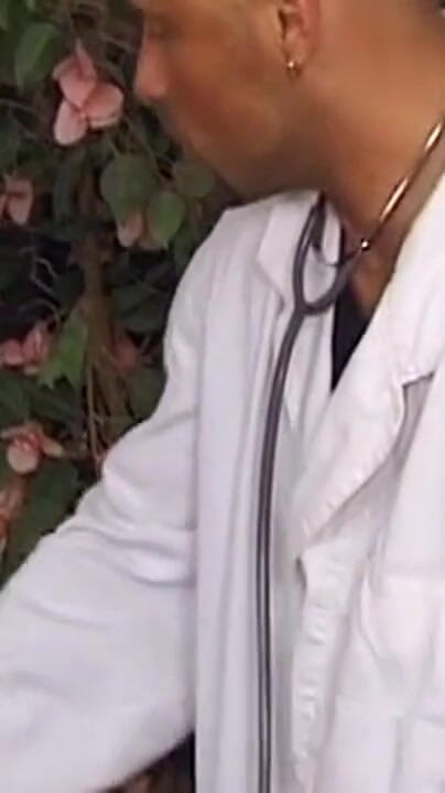 Bangora clips: 赤毛の看護師がドクターの深部診察のために広げる