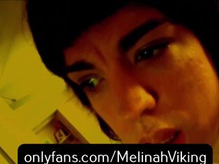 Melinah Viking: Caméra teintée, seins, taquinage