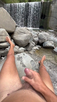 Cachonda en la cascada