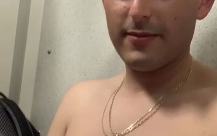 Twinkboy studio: Garoto alemão se masturba no vestiário da piscina