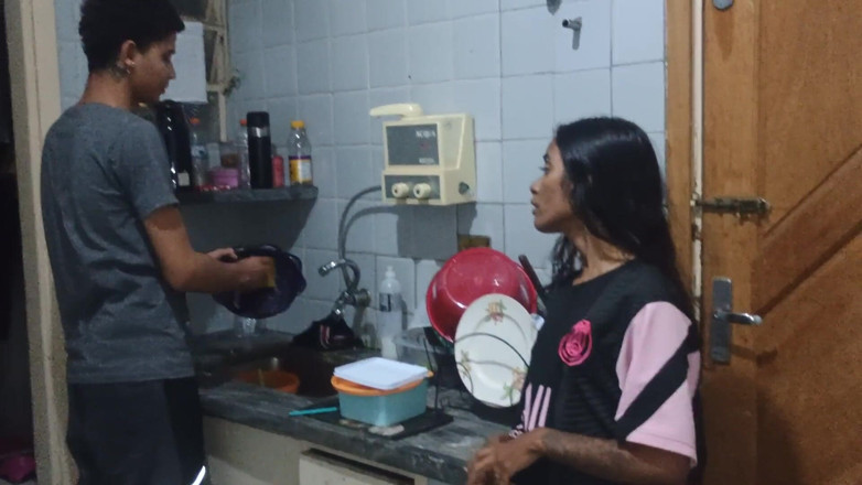 Jasmine Santanna: Ailesi orada değilken üvey kardeşini gerçekten ateşli olduğuna ikna eder