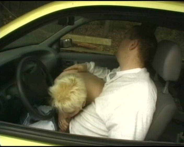 Deutsche Damen: Baculatá německá MILFka si nechala vyprstěnou a olízanou kundičku v...