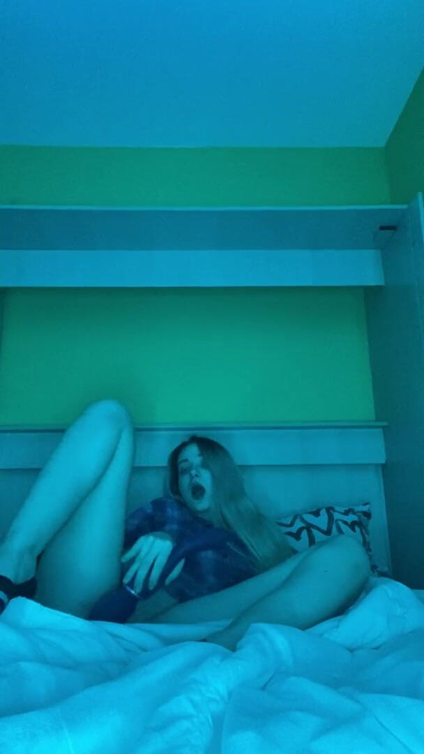 My bf cuckold: Ranní masturbace sama doma s vibrátorem