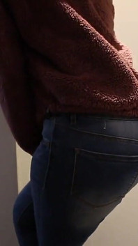 Une Indienne pisse en jean