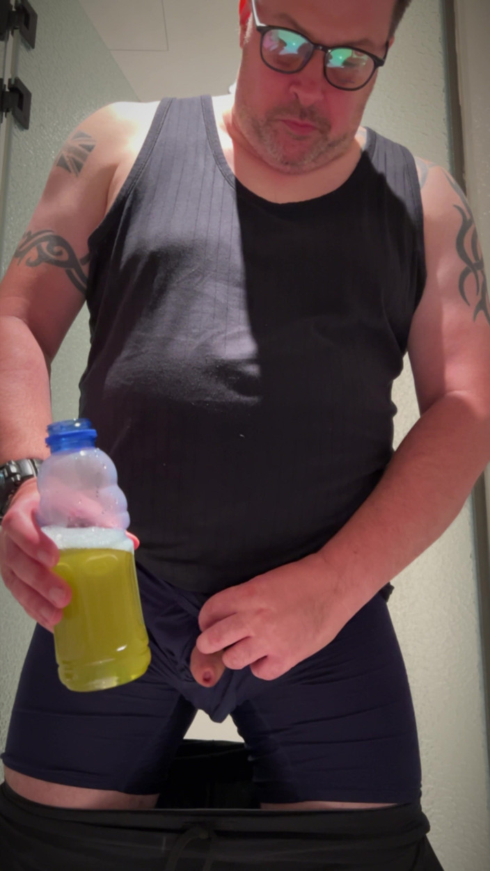 uktattooedchub74: 尿のボトル