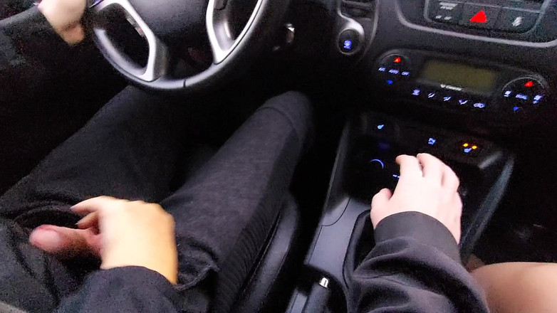 Step Mommy: Stiefmutter verführt ihren stiefsohn mit ihren sexy beinen im auto