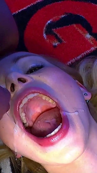 Perempuan jalang Asia deepthroat zakar lembu jantan dan menunggang keras untuk pancutan mani!