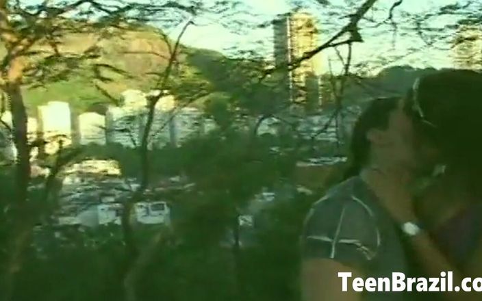 Teen Brazil: Une adolescente brésilienne à gros nichons se fait éjaculer sur les seins