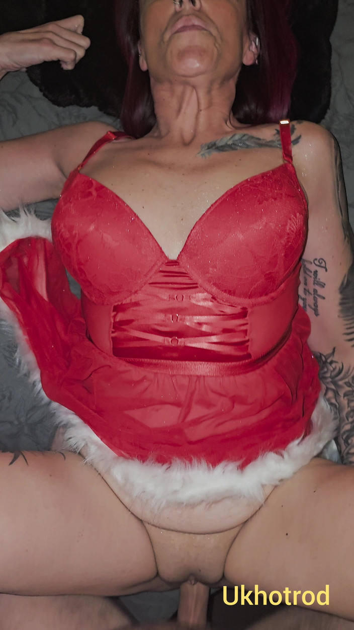 UK Hotrod: Futai rapid și ejaculare înăuntru în ținută de Crăciun după muie adâncă în gât