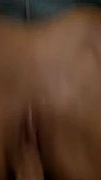 乳胶熟女在邋遢的3P中被指交和舔鸡巴