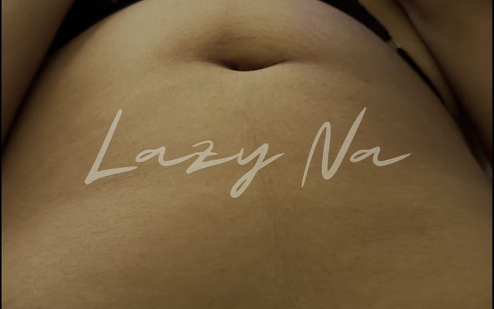 Lazy Na: Kåt tjej onanerar framför sin vän