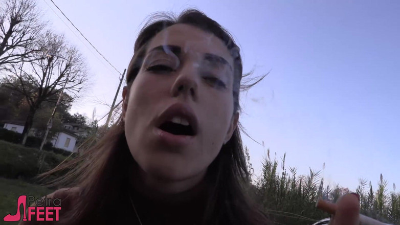 Smokin Fetish: 屋外喫煙の美しさの十代