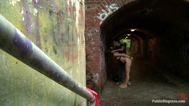 Public Disgrace by Kink: Europeia gostosa Jacqueline está totalmente nua, descalça e amarrada nas...