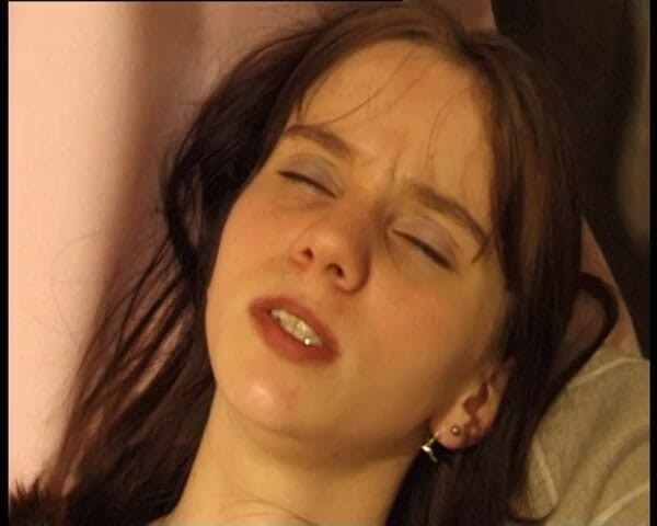 YOUR FIRST PORN: Estudiante Maria se masturba ambos agujeros