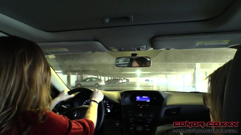 Horny Household: Stiefmoeder beloont stiefzoon met pijpbeurt in auto