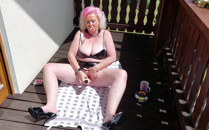 PureVicky66: BBW tysk mormor röker och sätter en vibrator i hennes...