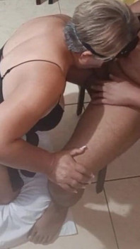 Dojrzała babcia ssie kutasa swojego młodego kochanka
