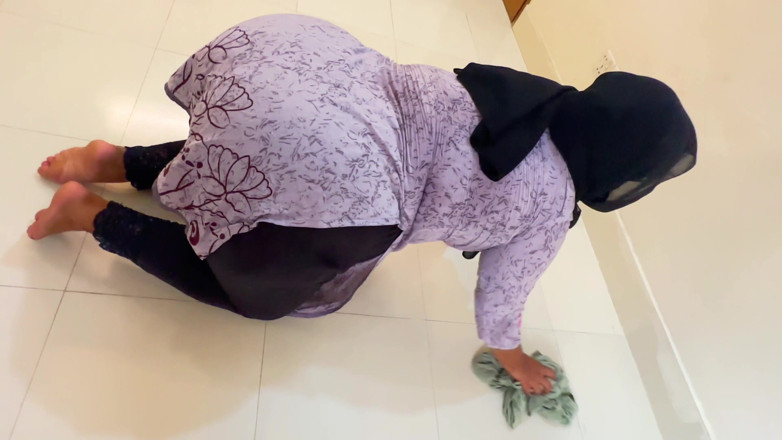 Aria Mia: arbi sundri bari gand aur vishaal stan vaali naukraani ke...