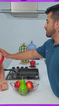 Convidado especial! Eu visito meu melhor amigo e acabo fodendo sua madrasta, milf viciada em colágeno