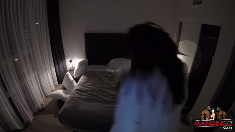 The Mandingo Club: Hotwife blonde kecil molek dikongkek gangbang oleh pasukan bola kendur...