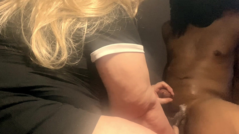 Daddykane: GILF uwielbia trzymać BBC w ręku