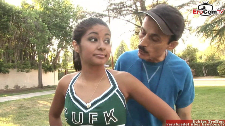 EroCom: Une pom-pom girl mignonne se fait baiser sa jeune chatte...