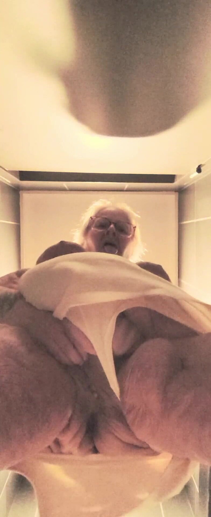 HerculesnVENUS: Arkadaşlar bu yüzden sikişiyor ve banyo kapısını kilitliyor