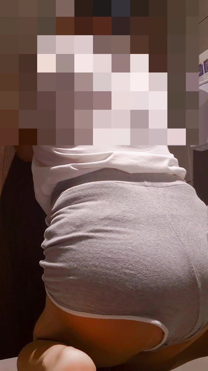 Harinni: Harin au Japon ! Une tapette excitée dans un pantalon d’entraînement...