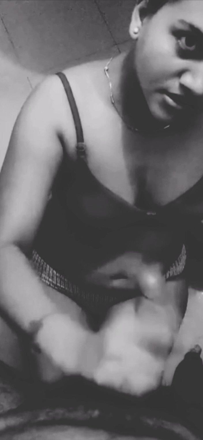 Sanayababhi: Shii, 내 얼굴에 나오지 마, 친구의 화장실에서