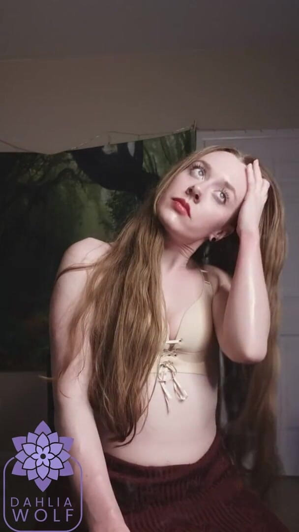 Dahlia Wolf: Hot blonde smokes