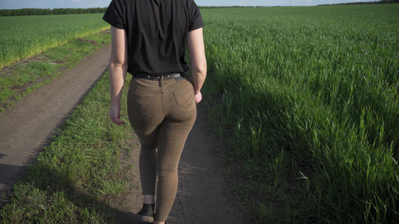 Teasecombo 4K: Tante seksi ini lagi asik jalan-jalan di luar ruangan sambil...