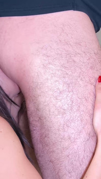Uma esposa e marido bissexual dão a um convidado um rimming. Eles comem esperma. Série 21812