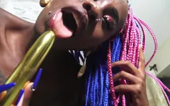 Zenci genç pearl dildo ve çikolata ile azdırıyor