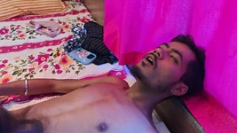 Pby Nalákal ji takovými věcmi, učitel měl se studentem hardcore sex.