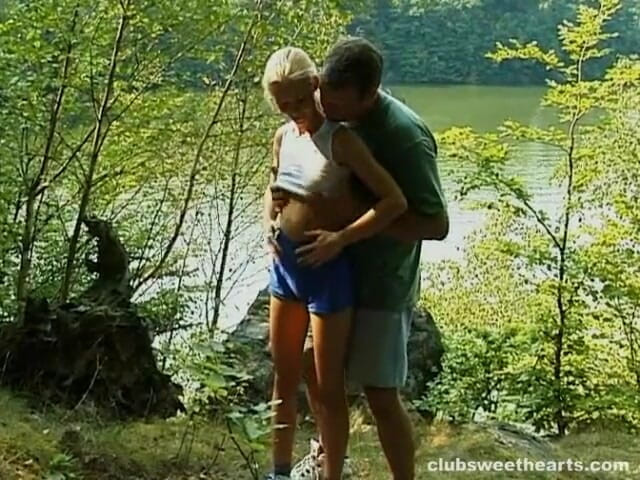 SkinnySweetHearts: Debbie se fait baiser au bord de la rivière