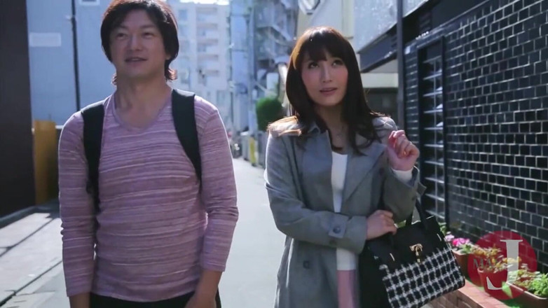 Asian happy ending: Bella ragazza asiatica succhia il cazzo del suo fidanzato in...