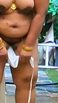 Mallu Rabuda sexy milf em pano de lombo tradicional e corpete, revelando em corpo sexy ao ar livre