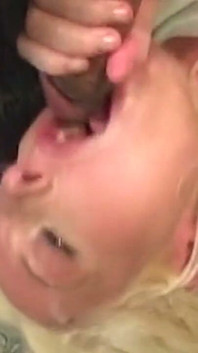 Une MILF blonde insatiable prend deux bites simultanément