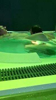 Une fan de 18 ans m’a repérée au spa public et m’a remplie dans le bain à remous