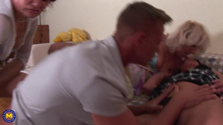 Mature NL: Un jeune étalon aime la compagnie mature