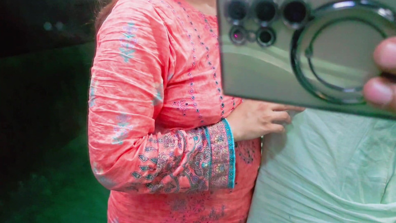 Faryal: Romans w Train-meet Losowa wspaniała dziewczyna w pociągu