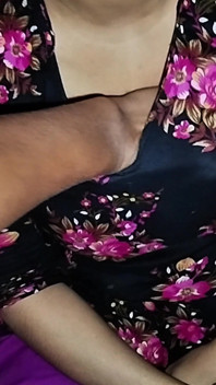 18 साल की सुंदर हॉट बंगाली सौतेली बहन, उसे अकेले होने में डर लगता है वह आज रात मेरे कमरे में मेरे साथ रहेगी।
