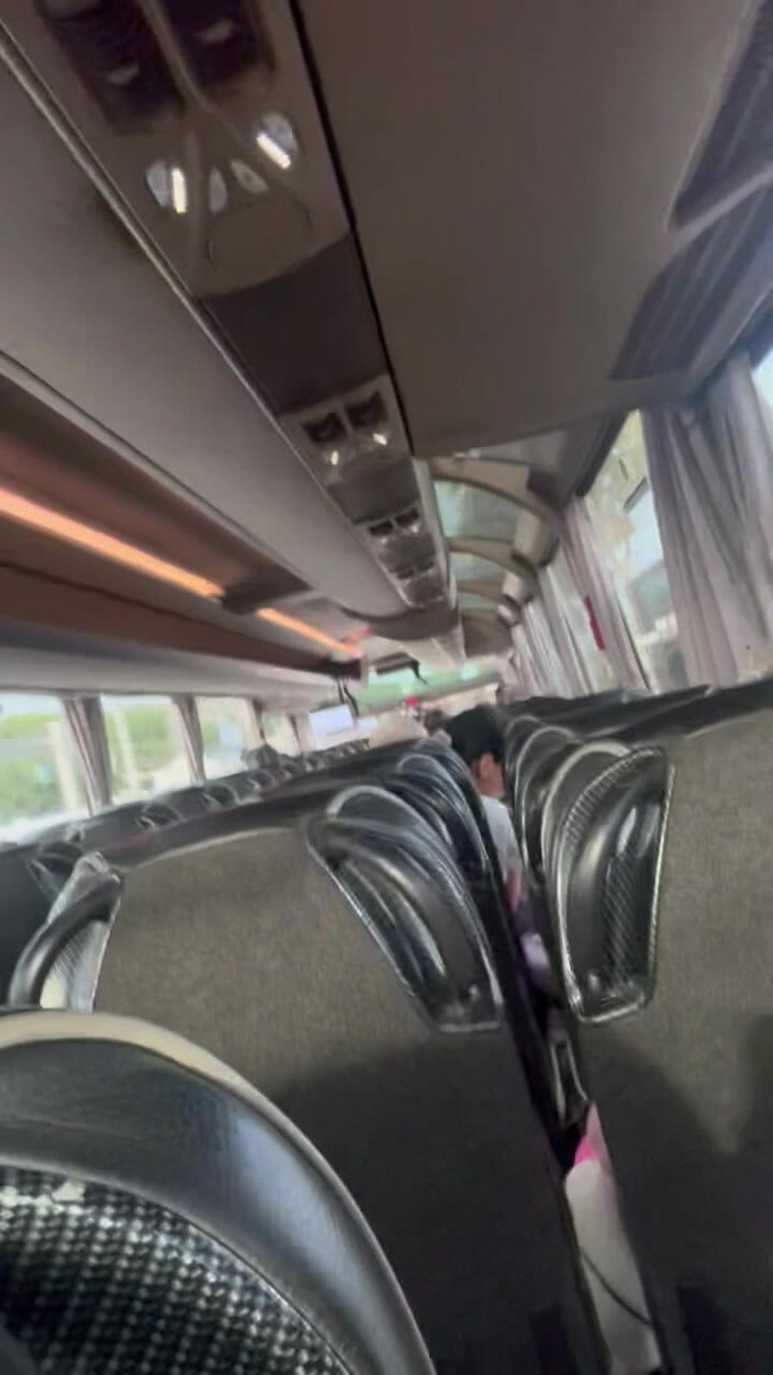 Yasmina and Brady: Meine Frau gibt mir einen unglaublichen Blowjob im Bus – Yasmina...