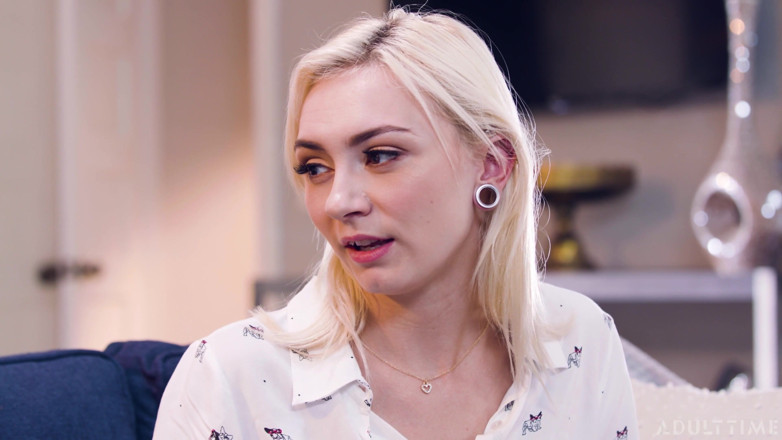 Adult Time: Adult Time - bonă excitată Chloe Temple prinsă masturbându-se pe canapea și...