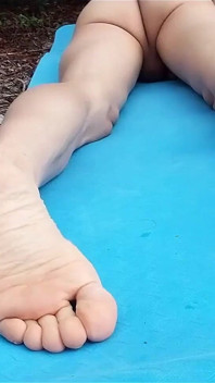 Sexy Chodidla na nohou hot boy pro foot fetiš nahé twink hrbění na podložce Venku