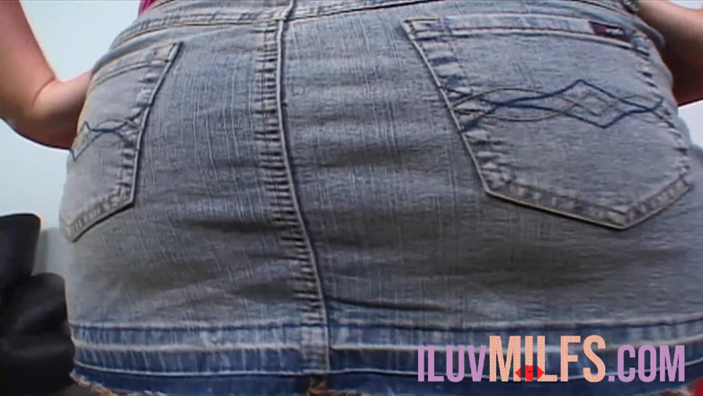 Iluvmilfs: Si rambut merah berpantat besar mengongkek zakar hitam gaya doggy...