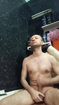 A Naked Man Jerks off His Big Dick in the Bathroom.