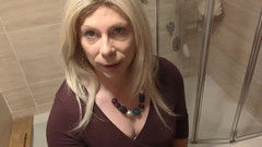 NikkiGee: 一个非常大的尿和一点点的手淫